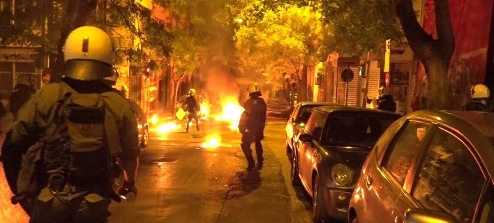 Επιθέσεις με μολότοφ στα Εξάρχεια – Σε δύο «κύματα»